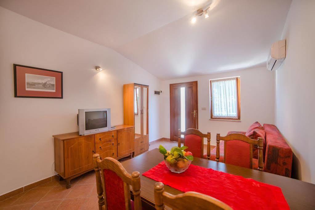 Apartments Pino Ровинь Экстерьер фото